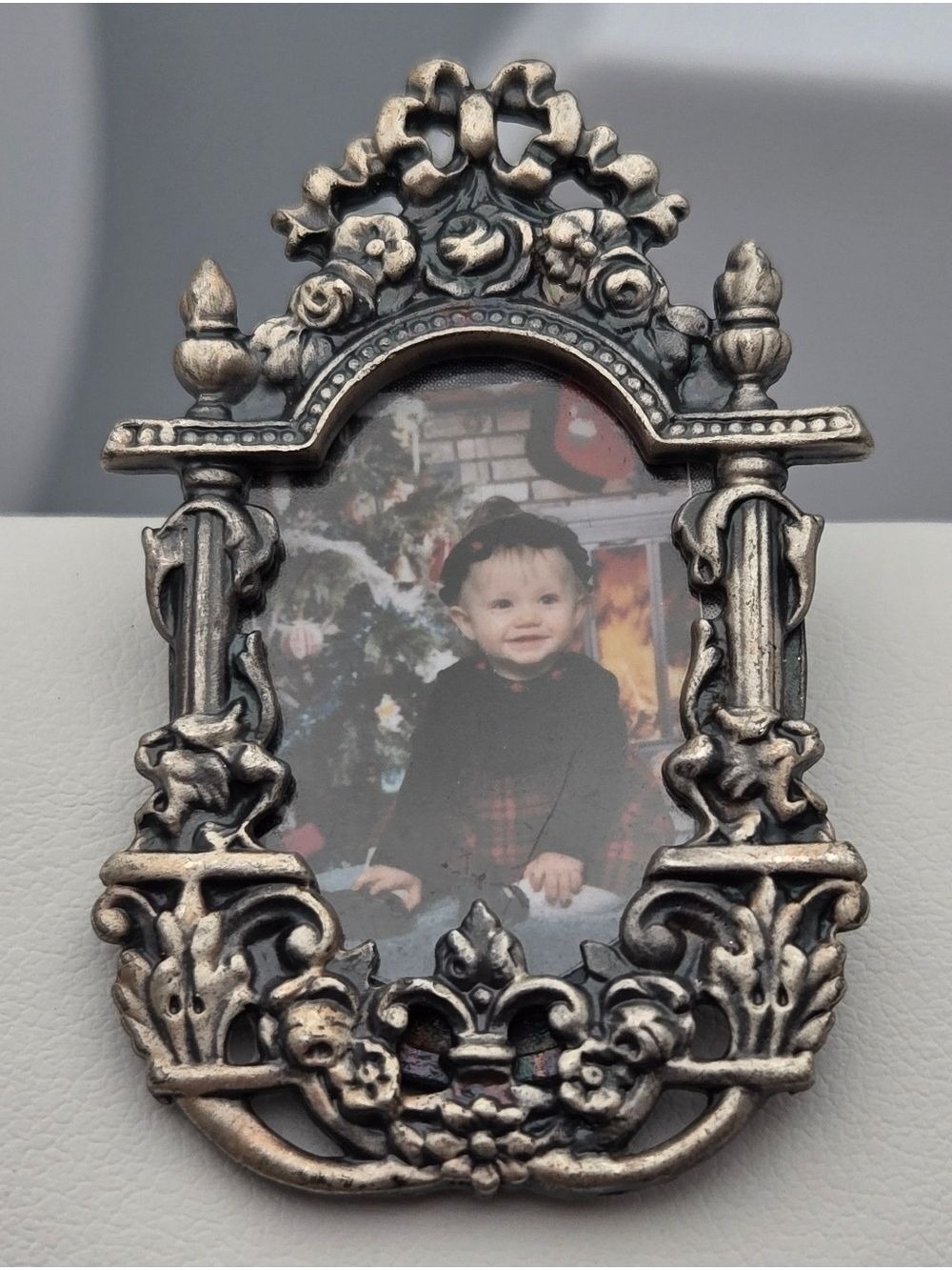Vintage Papel Freelance Frame Pin Art Nouveau Mini Picture Frame Brooch 1.75"